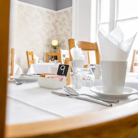 Bed & Breakfast Number 7 *